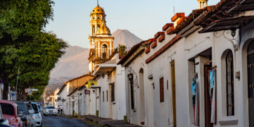 Descubre el encanto literario de Comala, el Pueblo Blanco de América