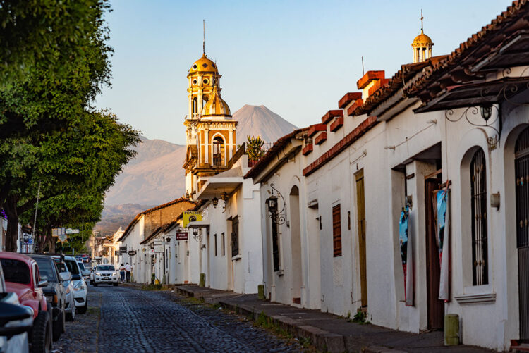 Descubre el encanto literario de Comala, el Pueblo Blanco de América