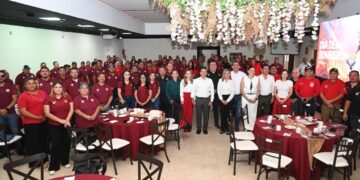 Festeja alcalde Lalo Gattás a bomberos de Victoria
