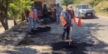 Obras públicas acelera programa de bacheo en colonias de Victoria