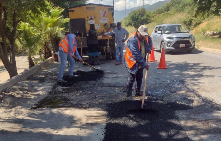 Obras públicas acelera programa de bacheo en colonias de Victoria
