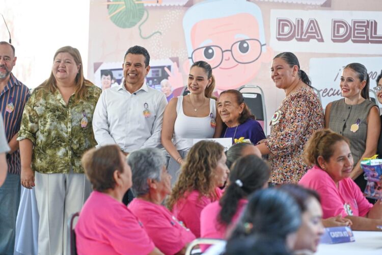 Festejan Lucy y Lalo a los abuelitos del DIF Victoria