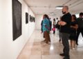La artista Beatriz Zamora explora el color negro como territorio poético