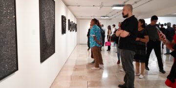 La artista Beatriz Zamora explora el color negro como territorio poético 