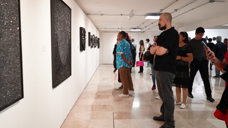 La artista Beatriz Zamora explora el color negro como territorio poético 