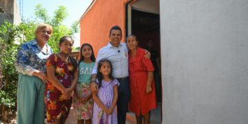 Entrega Lalo Gattás vivienda a familia de la Esfuerzo Popular