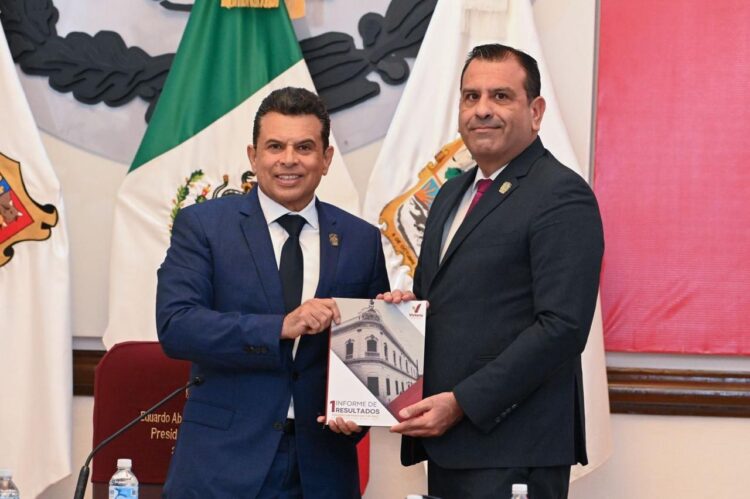 Entrega Lalo Gattás informe por escrito al Cabildo de Victoria