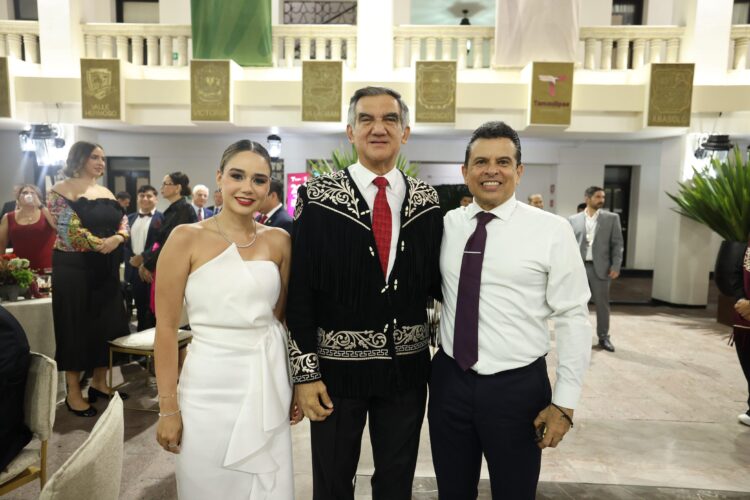 Asisten Lalo y Lucy a ceremonia de Grito de Independencia