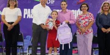 Entregan Lalo y Lucy 2,500 kits escolares del programa Pasos por la Educación 2025