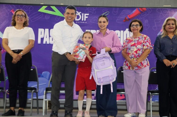 Entregan Lalo y Lucy 2,500 kits escolares del programa Pasos por la Educación 2025