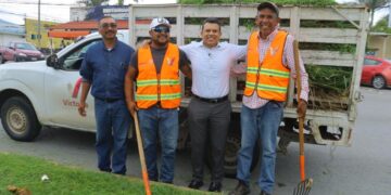 Supervisa alcalde trabajos de limpieza en vialidades de la Capital