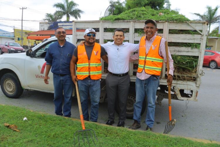 Supervisa alcalde trabajos de limpieza en vialidades de la Capital