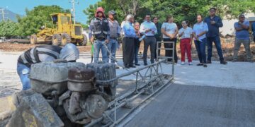 Supervisa Lalo Gattás pavimentación con concreto hidráulico en la colonia Sierra Madre