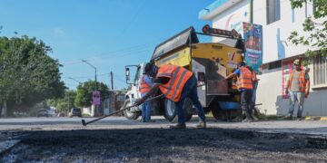 Bacheo no se detiene, reparan calles en sábado