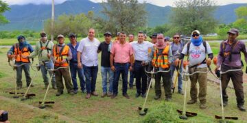 Supervisa alcalde trabajos de limpieza en vialidades