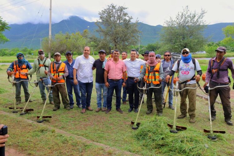 Supervisa alcalde trabajos de limpieza en vialidades