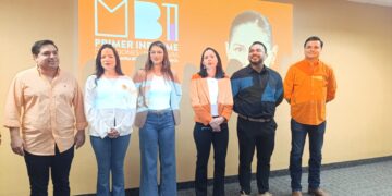 Presenta diputada  Mayra Benavides a los medios su informe de labores