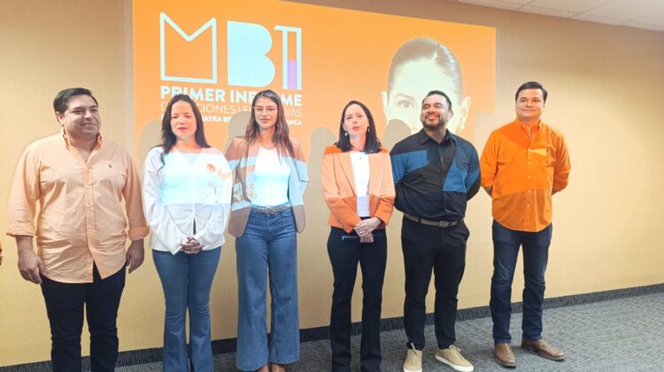 Presenta diputada Mayra Benavides a los medios su informe de labores