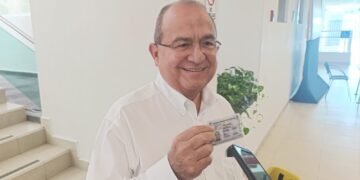 Exhibe diputado de Morena su visa estadounidense para desmentir rumores