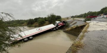 Cae tráiler al Río Pilón, en Jiménez
