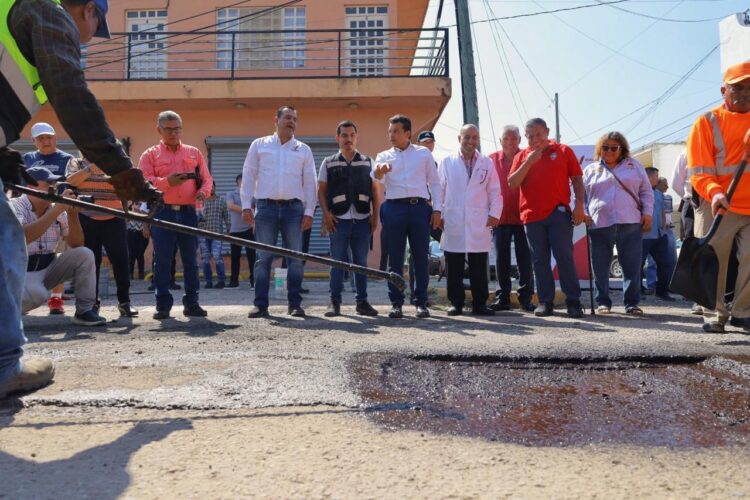 Refuerza gobierno de Victoria bacheo en rutas de salud y transporte