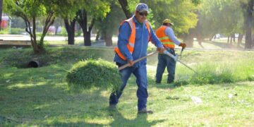 Embellece Municipio la Capital para temporada navideña