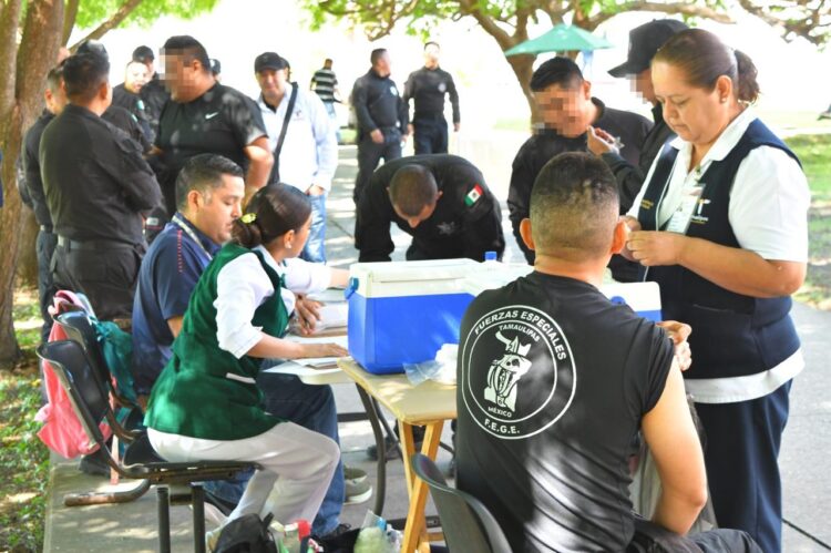 Vacunan a policías de Tamaulipas