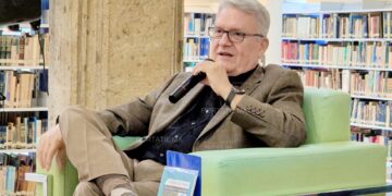 En Victoria, presentan libro «A favor del viento», que explora la condición humana