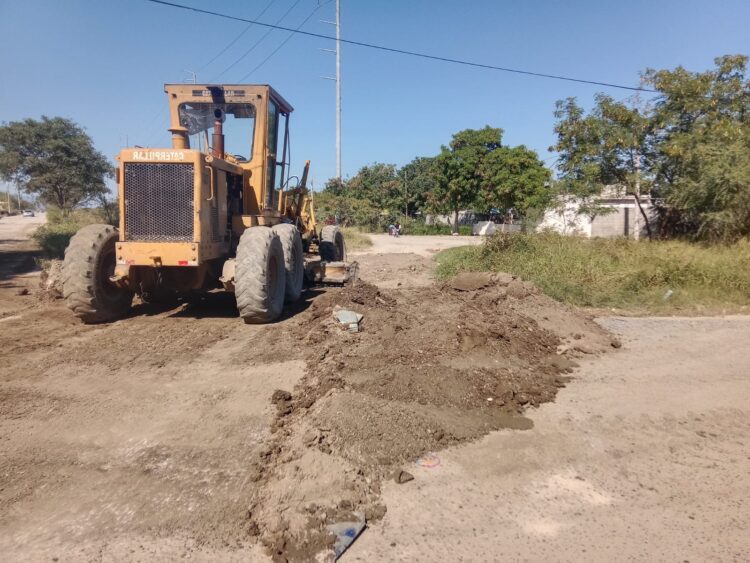 Mejora Municipio movilidad en calles de colonias y caminos ejidales