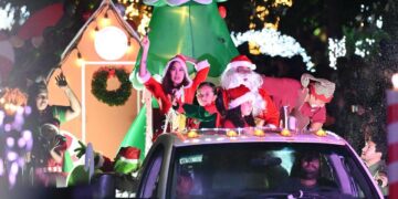 Con desfile navideño, disfrutan familias victorenses en el 17 Te Quiero Más