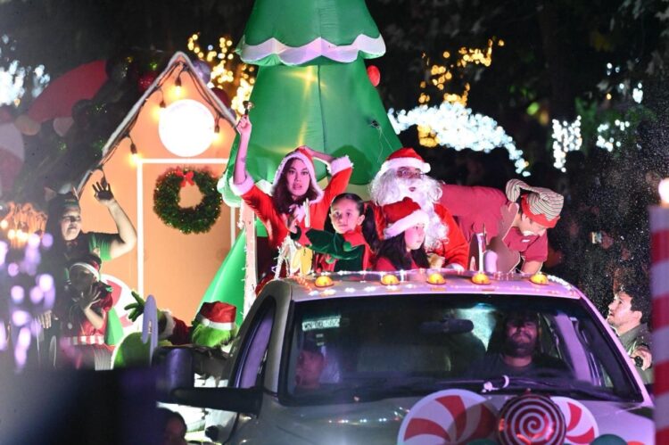 Con desfile navideño, disfrutan familias victorenses en el 17 Te Quiero Más