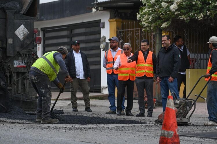 Supervisa alcalde Lalo Gattás trabajo de bacheo en la Miguel Alemán