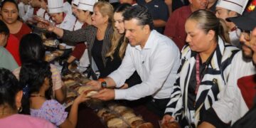 Comparten Lucy y Lalo monumental rosca de reyes con familias victorenses