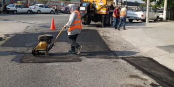 Continúa plan de bacheo en calles de Victoria