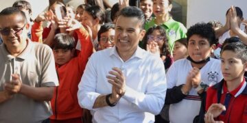 Cumple Lalo Gattás a alumnos y maestros de la primaria José Martínez y Martínez