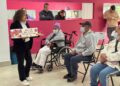 Niños de primaria envían cartas a abuelos que viven en un asilo de Victoria
