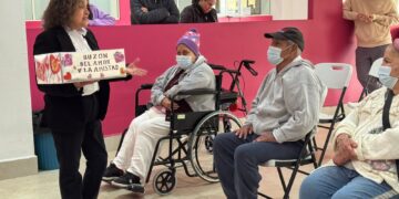 Niños de primaria envían cartas a abuelos que viven en un asilo de Victoria