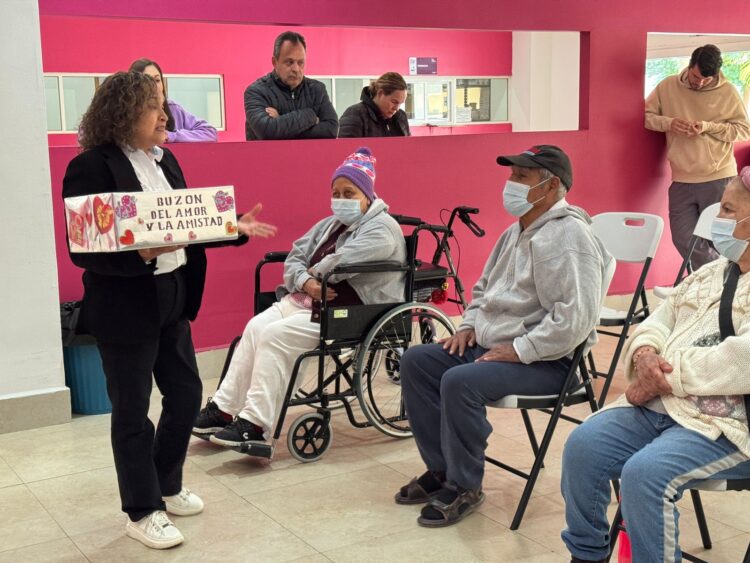 Niños de primaria envían cartas a abuelos que viven en un asilo de Victoria