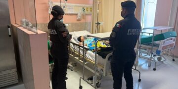 Policías visitan a menor en hospital de Reynosa para darle ánimos