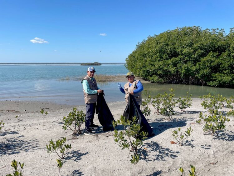 En riesgo playas y humedales: levantan casi dos toneladas de residuos en La Pesca