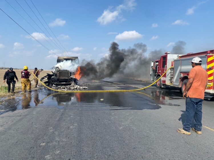 Guardia Estatal atiende incendio de tráiler en Díaz Ordaz, Tamaulipas