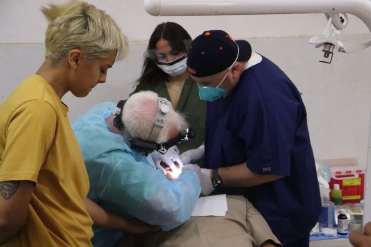 Dan médicos estadounidenses servicios de salud en penal de Victoria