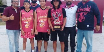 Reciben trofeos campeones de la Liga Municipal de Tochito Victoria