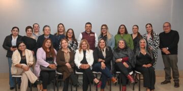 Dialoga Lalo Gattás de avances y proyectos de Victoria con mujeres periodistas
