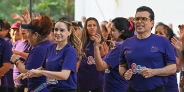 Con energía y entusiasmo participan Lalo y Lucy en Zumbaton con Causa