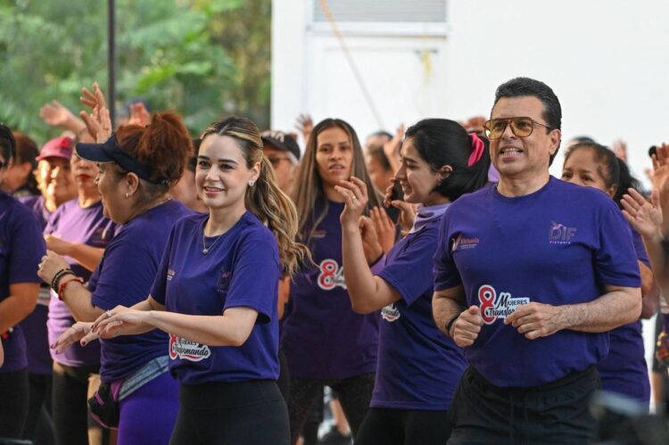 Con energía y entusiasmo participan Lalo y Lucy en Zumbaton con Causa