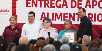Encabeza Lalo Gattás entrega de apoyos alimentarios en Victoria
