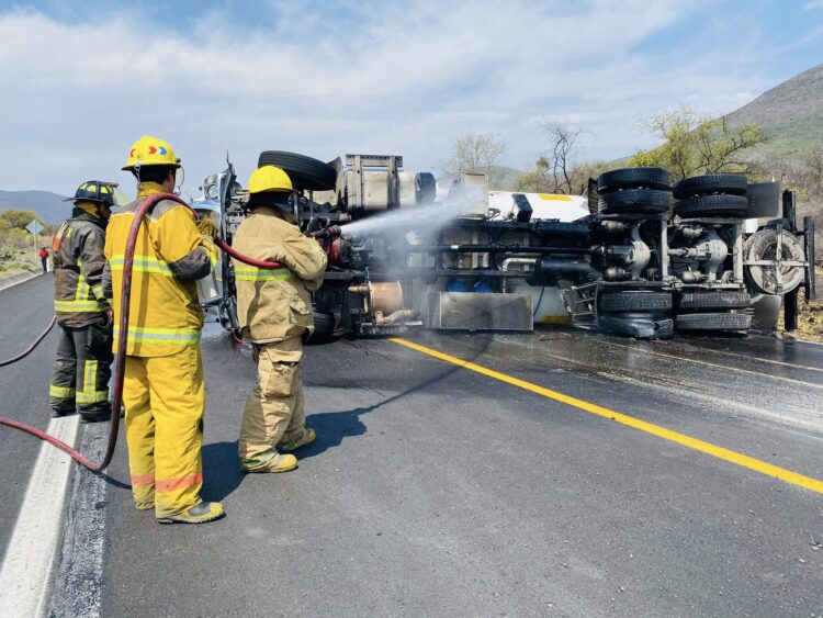 Vuelca pipa de Pemex y provoca fuga de combustible en la carretera Rumbo Nuevo