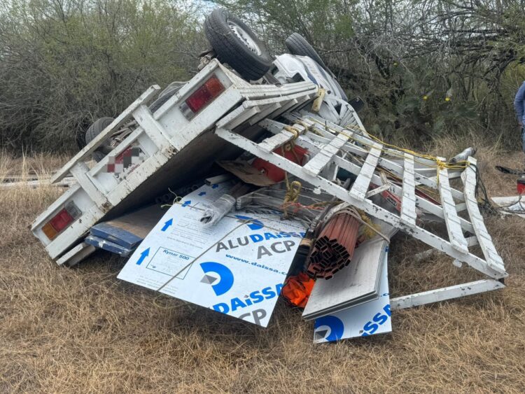 Pierde el control y termina fuera de la carretera en brutal derrape en la 101