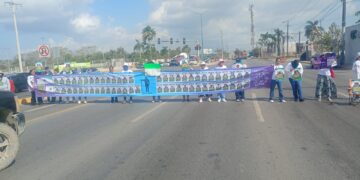 Bloquean familiares de desaparecidos carretera federal en Tamaulipas